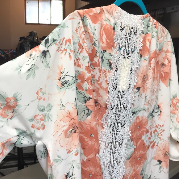 Floral shawl with lace back - Picture 2 of 4